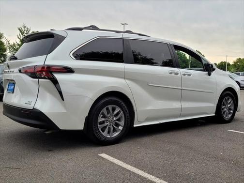 2022 Toyota Sienna XLE 8 Passenger