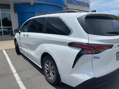 2022 Toyota Sienna XLE 8 Passenger