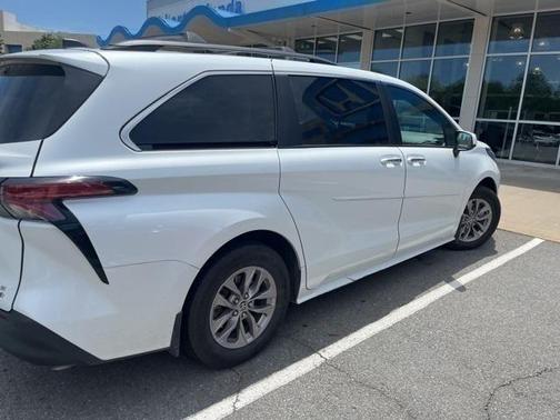 2022 Toyota Sienna XLE 8 Passenger