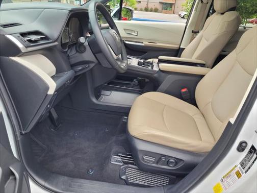 2022 Toyota Sienna XLE 8 Passenger