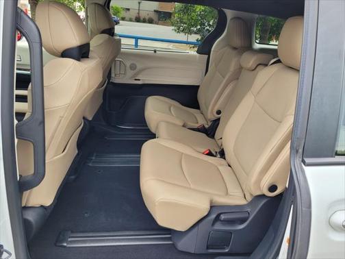 2022 Toyota Sienna XLE 8 Passenger