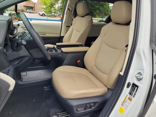 2022 Toyota Sienna XLE 8 Passenger