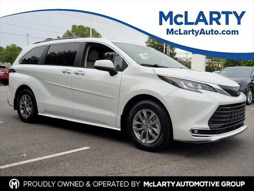 2022 Toyota Sienna XLE 8 Passenger
