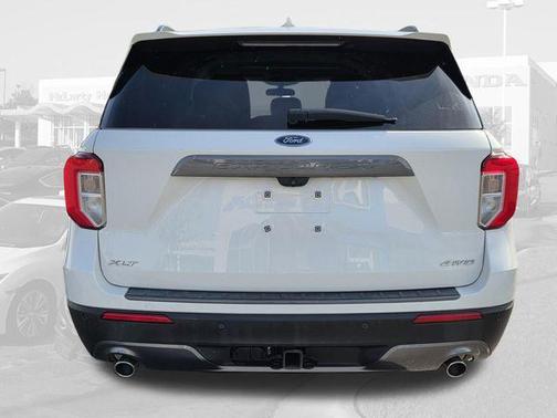 Star White Metallic Tri-Coat 2022 Ford Explorer XLT