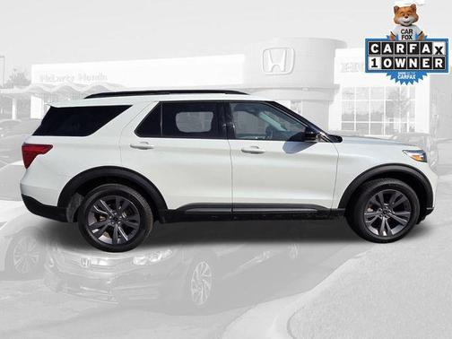 Star White Metallic Tri-Coat 2022 Ford Explorer XLT