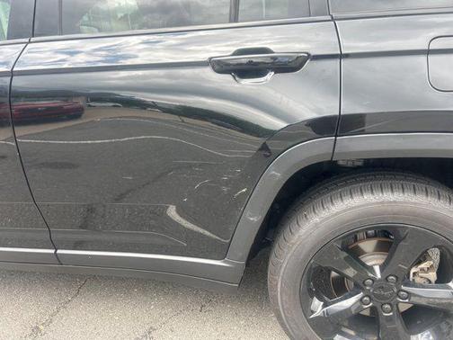 Diamond Black Crystal Pearlcoat 2024 Jeep Grand Cherokee Altitude