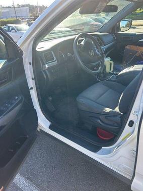 Blizzard Pearl 2019 Toyota Highlander LE