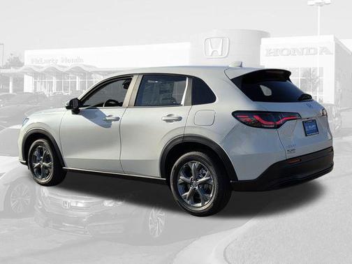 Platinum White Pearl 2026 Honda HR-V LX