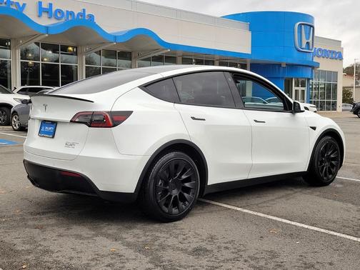 2022 Tesla Model Y Long Range Dual Motor All-Wheel Drive