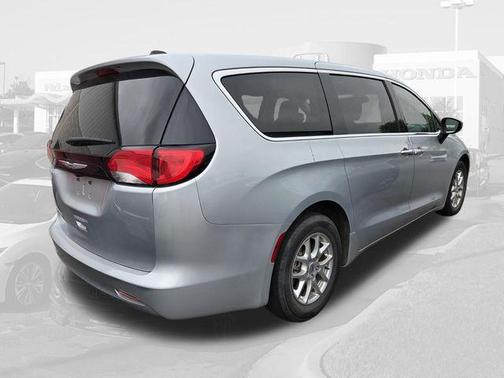 Silver Mist Clearcoat 2023 Chrysler Voyager LX