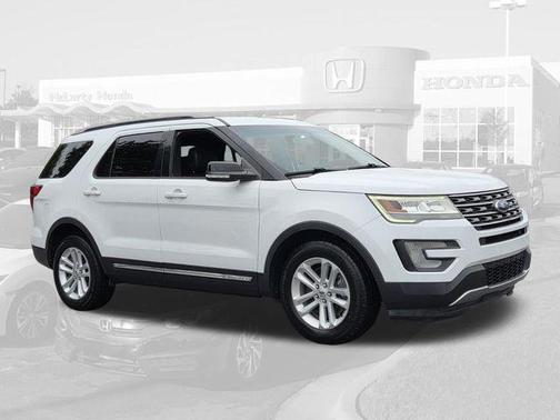 Oxford White 2017 Ford Explorer XLT