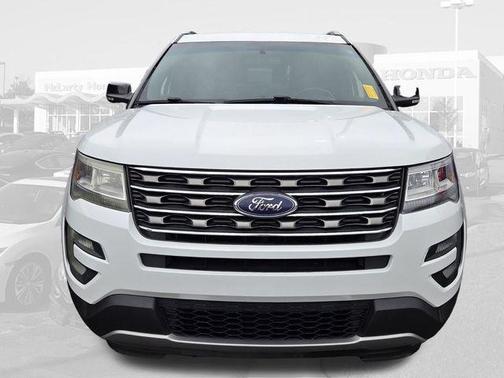 Oxford White 2017 Ford Explorer XLT