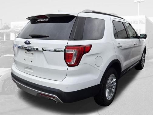 Oxford White 2017 Ford Explorer XLT