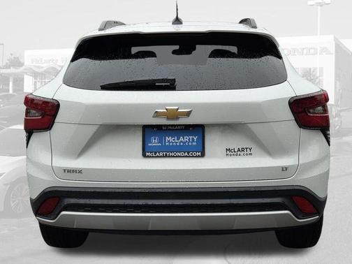Summit White 2025 Chevrolet Trax LT
