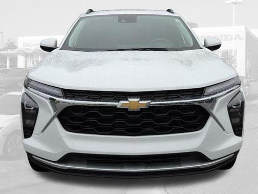 Summit White 2025 Chevrolet Trax LT