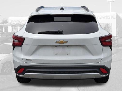 Summit White 2025 Chevrolet Trax LT