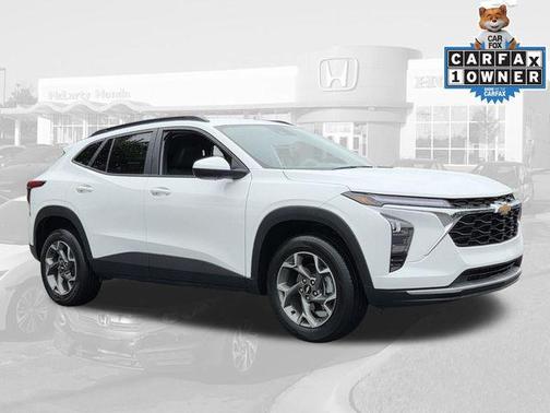 Summit White 2025 Chevrolet Trax LT