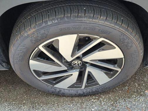 Silver Mist Metallic 2025 Volkswagen Atlas 2.0T SE w/Technology