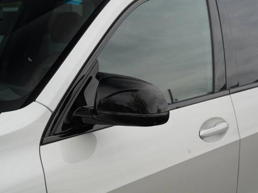 Mineral White Metallic 2025 BMW X7 M60i