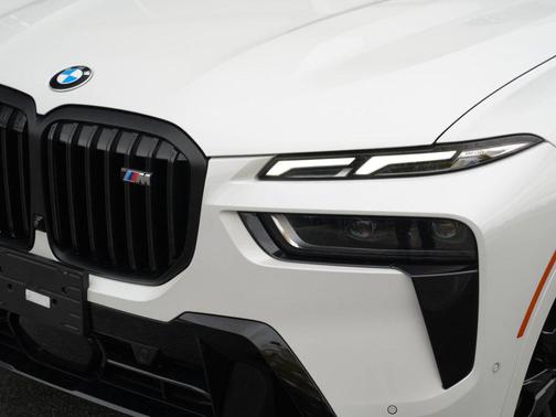 Mineral White Metallic 2025 BMW X7 M60i