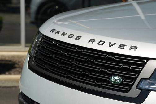 Hakuba Silver Metallic 2025 Land Rover Range Rover P400 SE