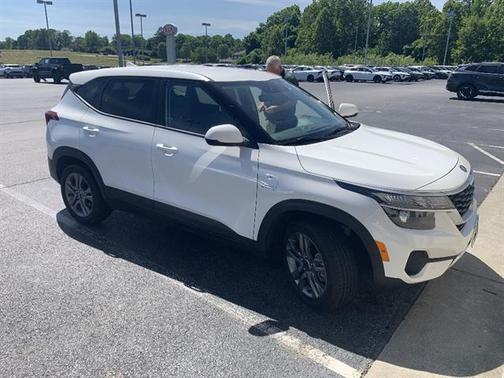 Snow White Pearl 2021 Kia Seltos LX