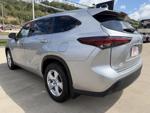 Celestial Silver Metallic 2025 Toyota Highlander LE
