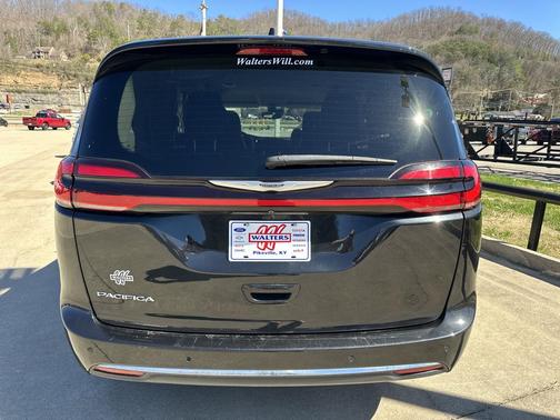 Brilliant Black Crystal Pearlcoat 2024 Chrysler Pacifica Touring L