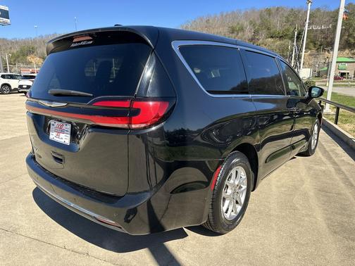 Brilliant Black Crystal Pearlcoat 2024 Chrysler Pacifica Touring L