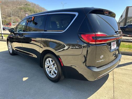 Brilliant Black Crystal Pearlcoat 2024 Chrysler Pacifica Touring L