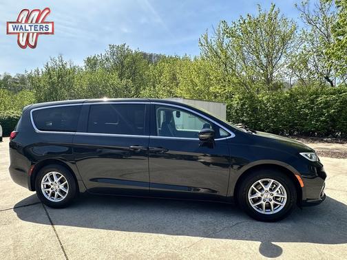 Brilliant Black Crystal Pearlcoat 2024 Chrysler Pacifica Touring L