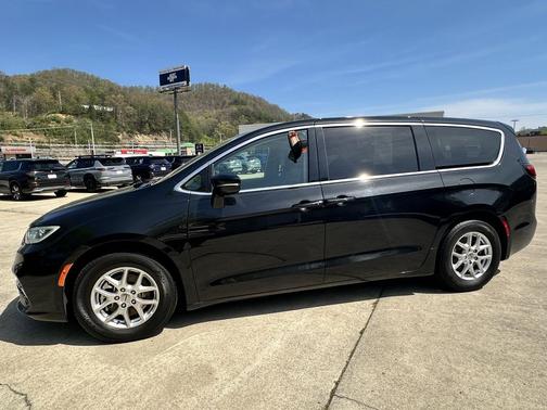 Brilliant Black Crystal Pearlcoat 2024 Chrysler Pacifica Touring L