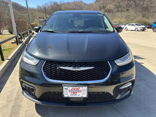 Brilliant Black Crystal Pearlcoat 2024 Chrysler Pacifica Touring L