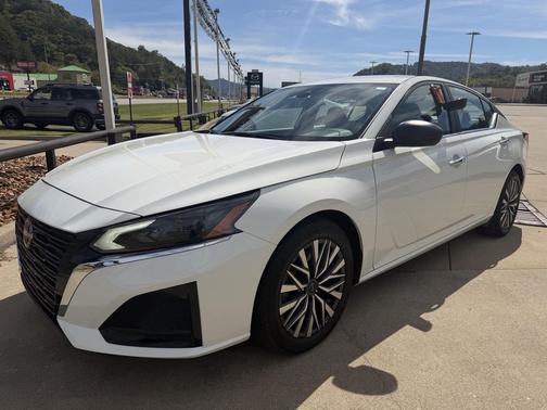 Glacier White 2025 Nissan Altima SV FWD