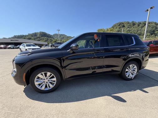 LABRADOR BLACK 2026 Mitsubishi Outlander ES