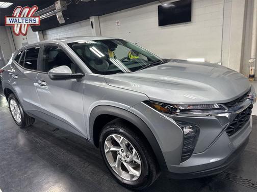 Sterling Gray Metallic 2024 Chevrolet Trax LS