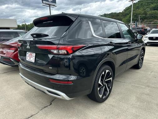 Labrador Black Pearl 2024 Mitsubishi Outlander SE S-AWC