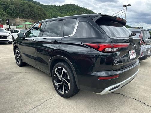 Labrador Black Pearl 2024 Mitsubishi Outlander SE S-AWC