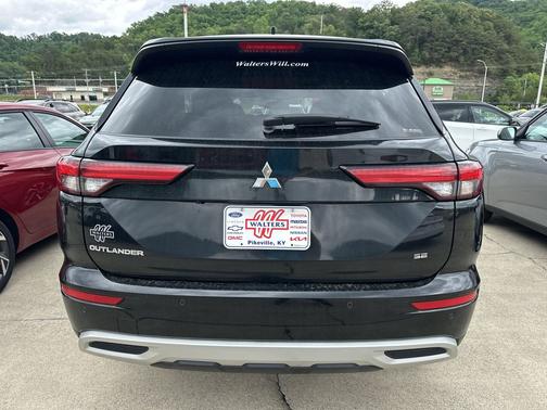Labrador Black Pearl 2024 Mitsubishi Outlander SE S-AWC