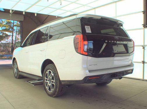 Star White Metallic Tri-Coat 2025 Ford Expedition Active