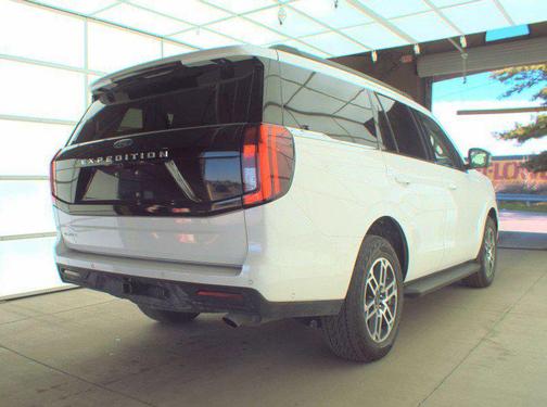 Star White Metallic Tri-Coat 2025 Ford Expedition Active