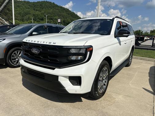 Star White Metallic Tri-Coat 2025 Ford Expedition Active