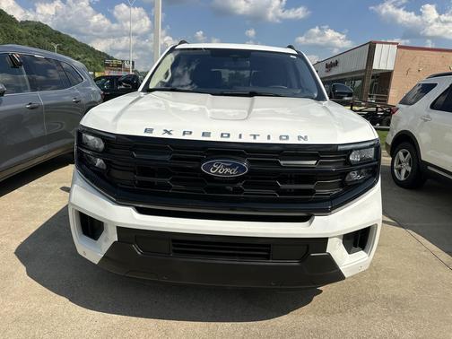Star White Metallic Tri-Coat 2025 Ford Expedition Active