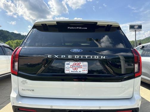 Star White Metallic Tri-Coat 2025 Ford Expedition Active