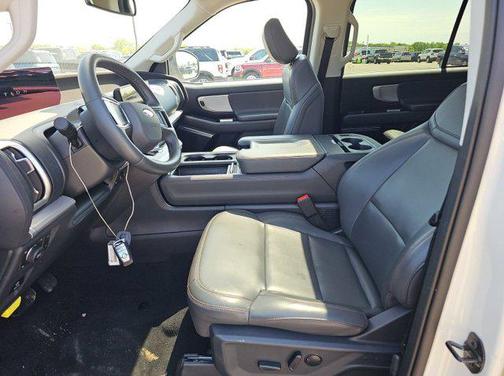 Star White Metallic Tri-Coat 2025 Ford Expedition Active
