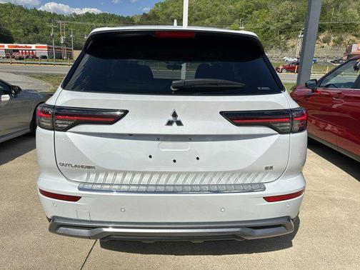White Diamond 2026 Mitsubishi Outlander SE 2.5 S-AWC