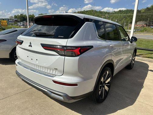 White Diamond 2026 Mitsubishi Outlander SE 2.5 S-AWC