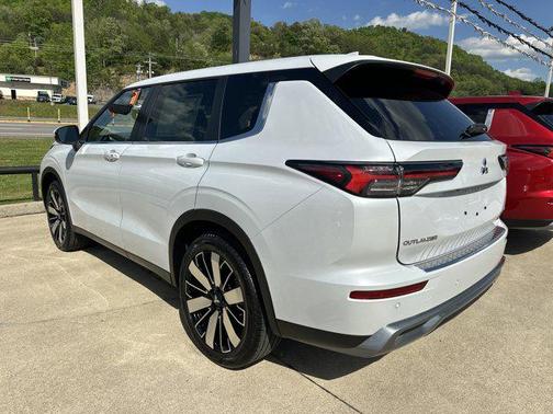 White Diamond 2026 Mitsubishi Outlander SE 2.5 S-AWC