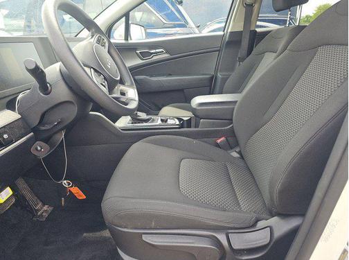 Snow White Pearl 2024 Kia Sportage LX