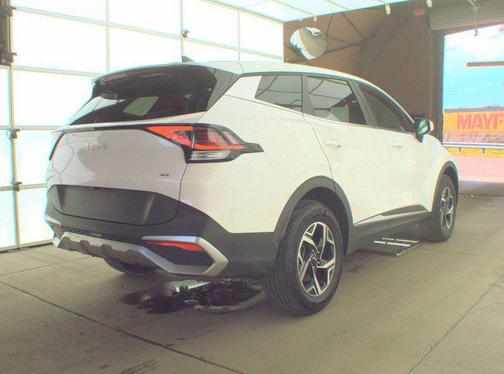 Snow White Pearl 2024 Kia Sportage LX